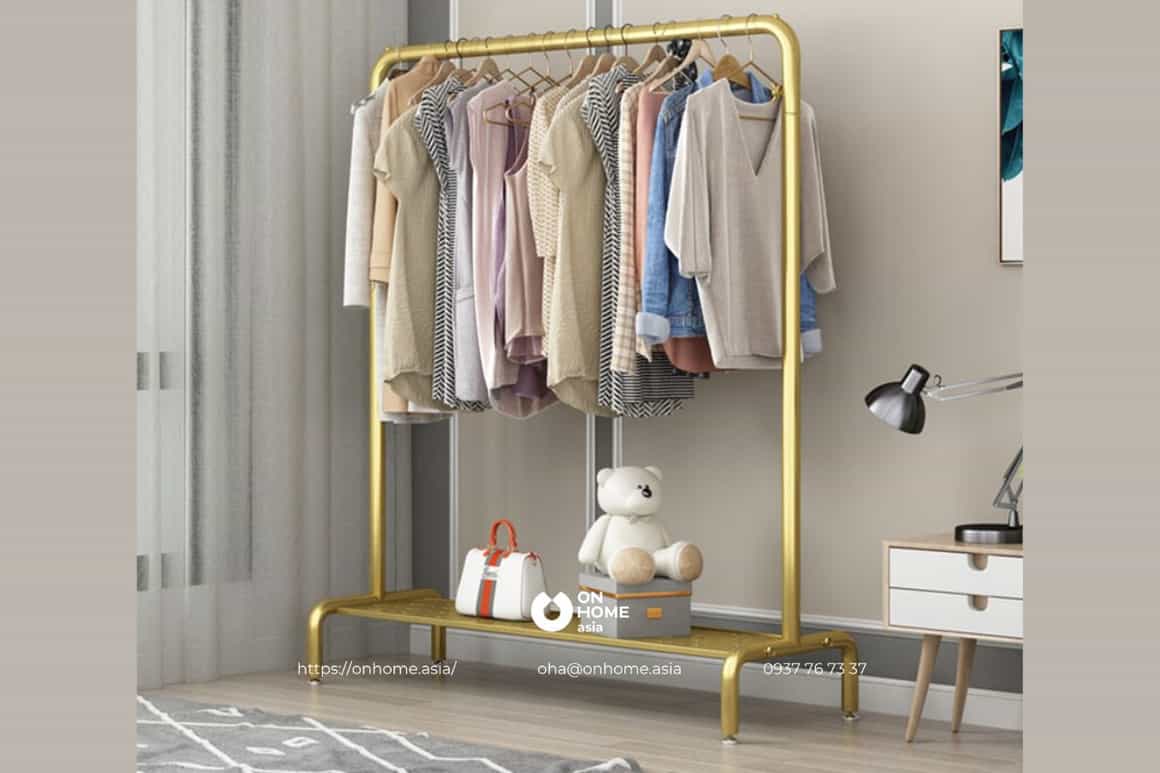 Большая вешалка для одежды вместо шкафа